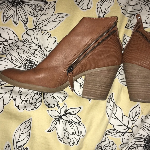 BOOTIES - Picture 2 of 3